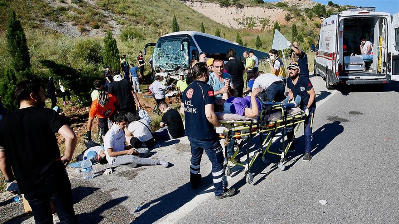 Otobüs şarampole devrildi! 35 yolcu yaralandı!