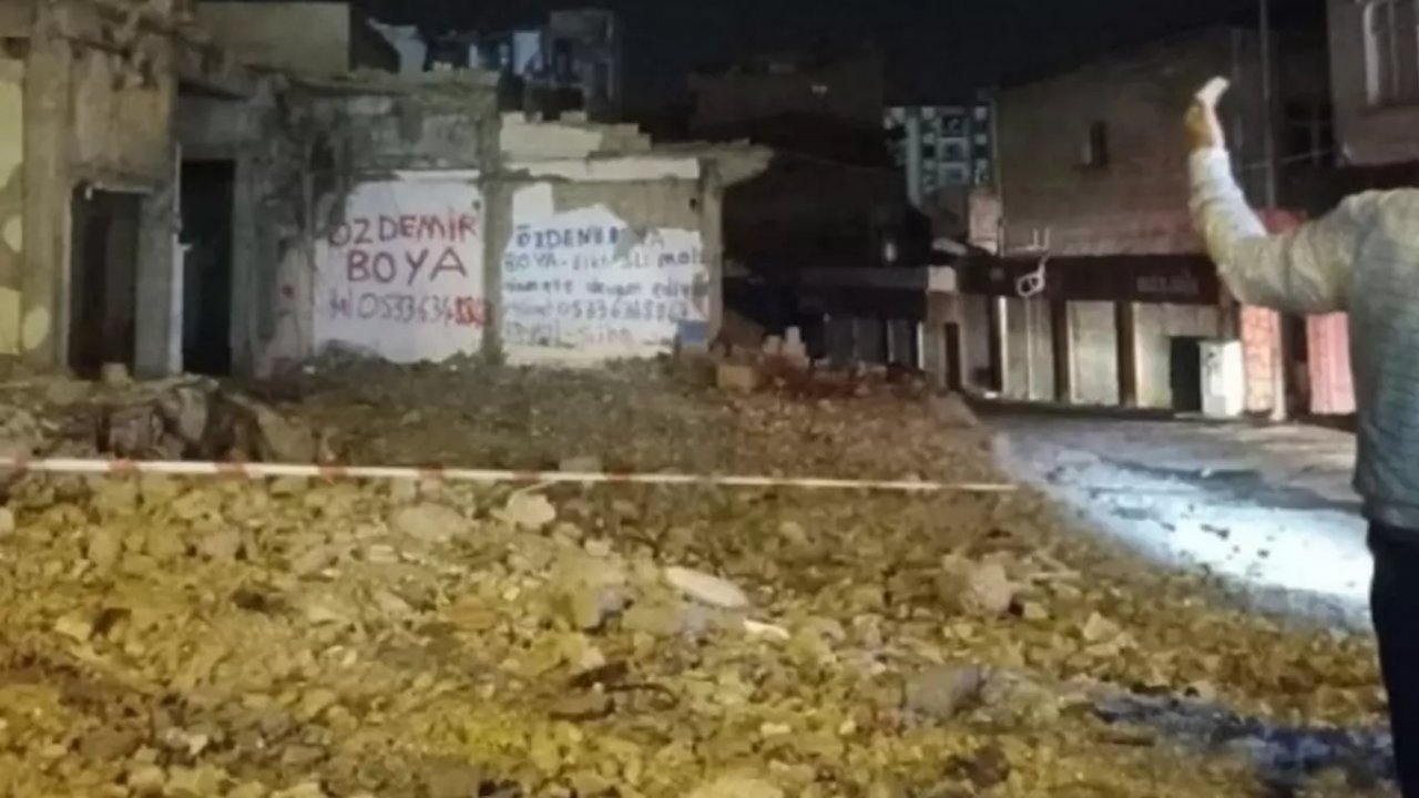 Ağır hasarlı bina çöktü!