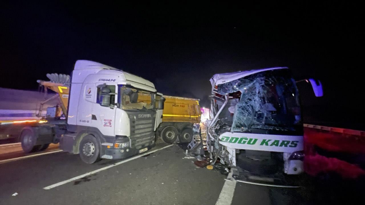 Tır ile yolcu otobüsü çarpıştı, 18 kişi yaralandı!