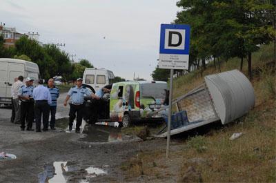 Durakta bekleyen anne ve bebeğine otomobil çarptı