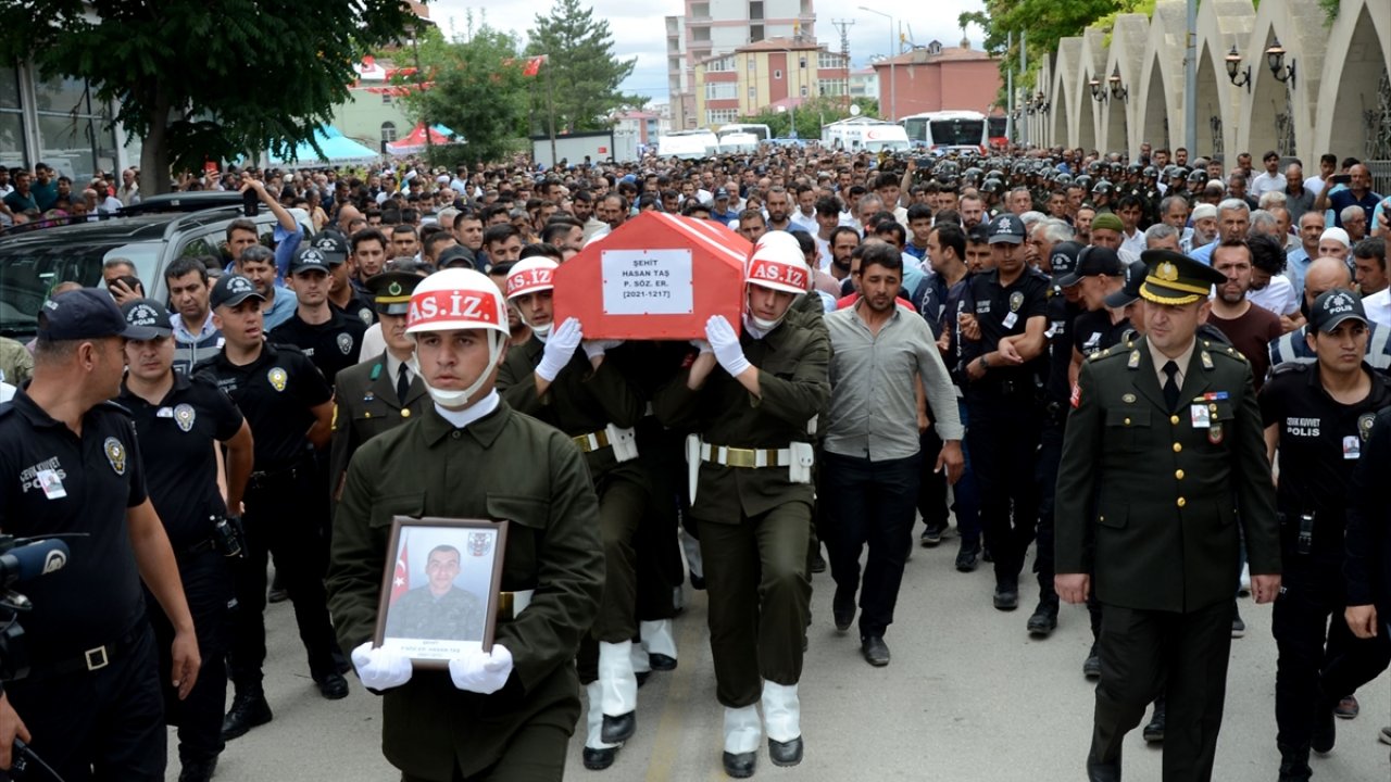 Kahramanmaraş şehidini uğurladı! Üç kuzende aynı kaderi paylaştı!