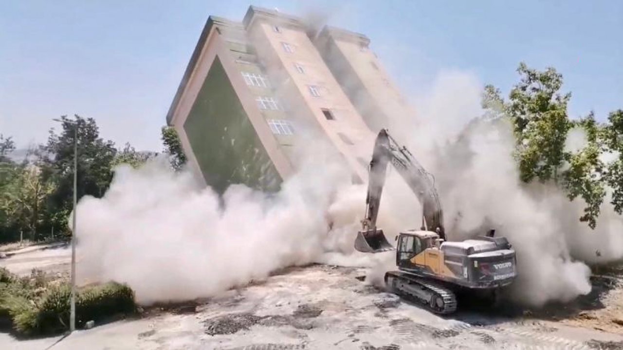 Kahramanmaraş’ta bina saniyeler içinde yerle bir oldu!