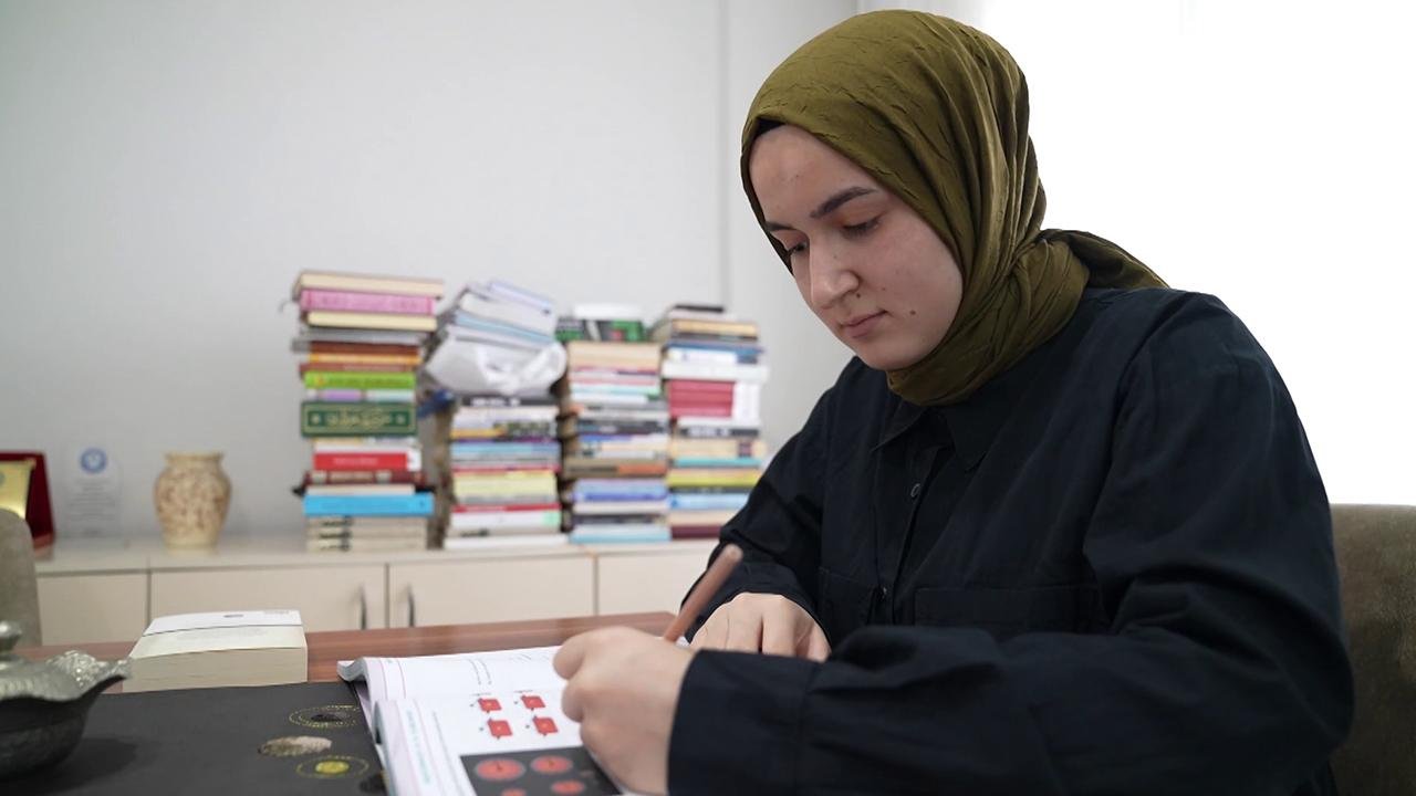 Kahramanmaraşlı Esma'nın hedefi depreme rağmen şaşmadı! TYT'den tam puan aldı!