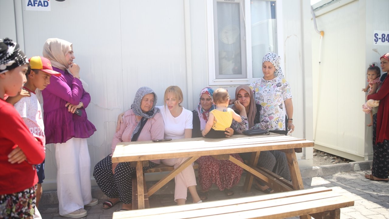 Ünlüler depremzedelere destek için Kahramanmaraş’ta!