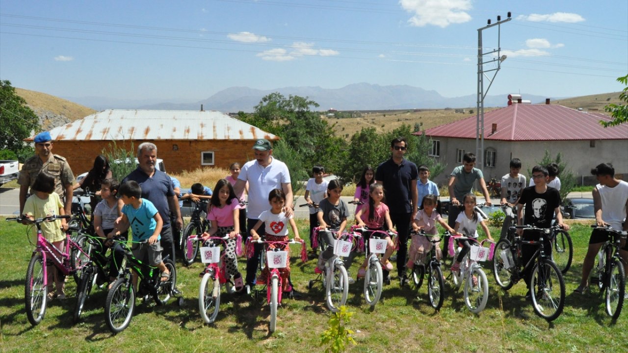 Kahramanmaraş'ta depremzede çocuklara bisiklet dağıtıldı!