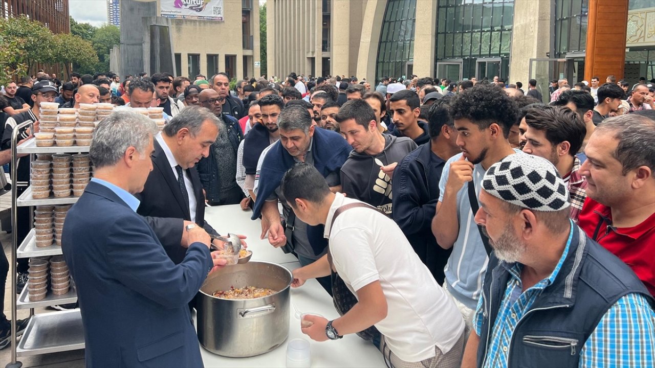 Almanya'da aşure dağıtıldı!