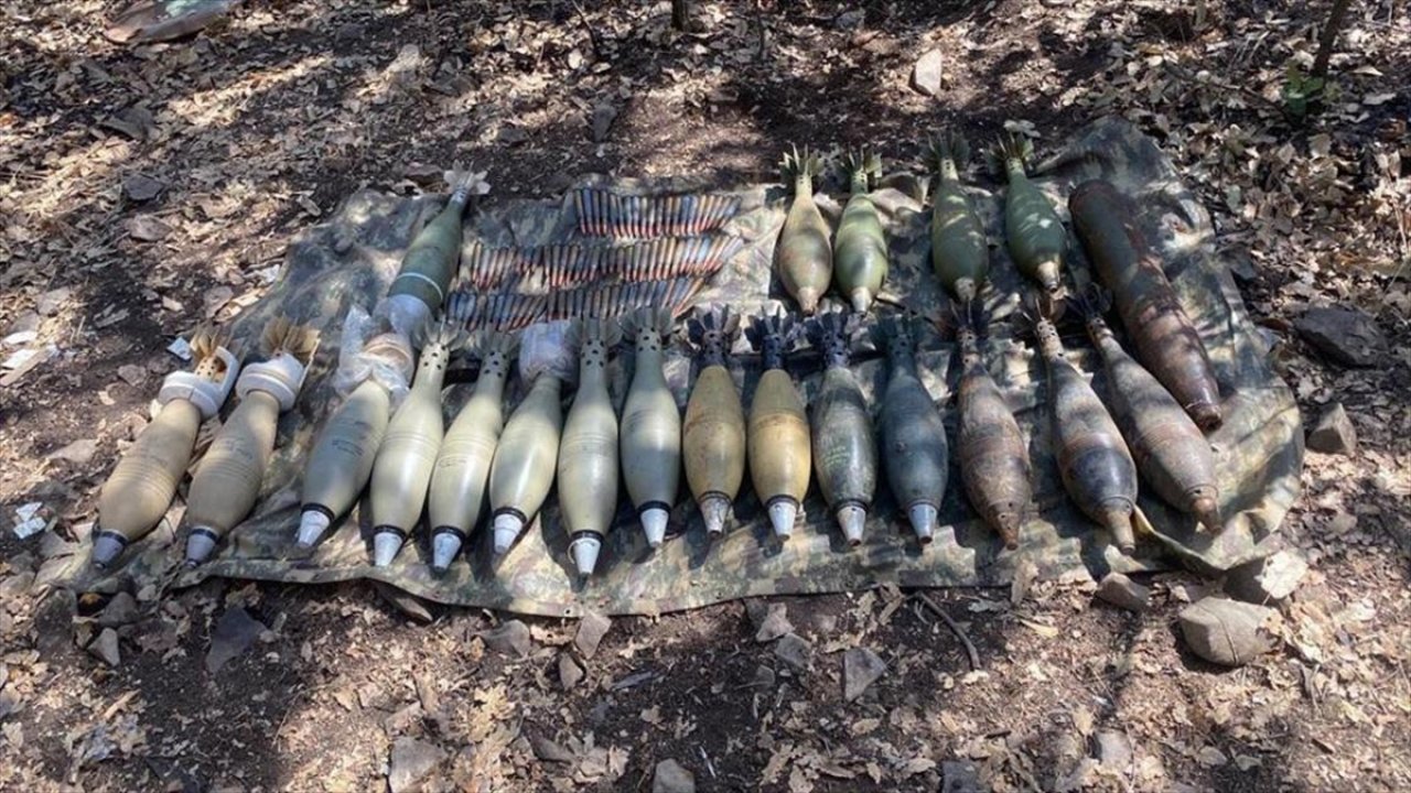 Teröristlere ait çok sayıda silah ve mühimmat ele geçirildi!