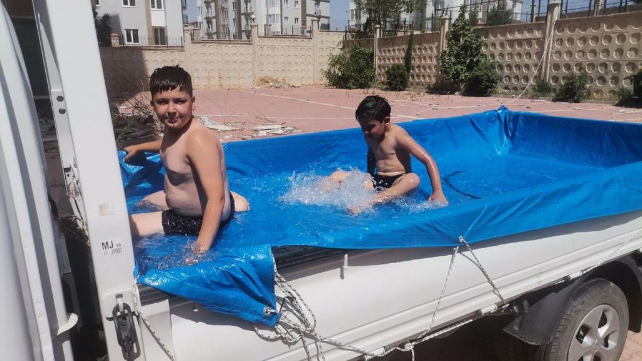 Kahramanmaraş’ta çocuklar kamyonet kasasında serinliyor!