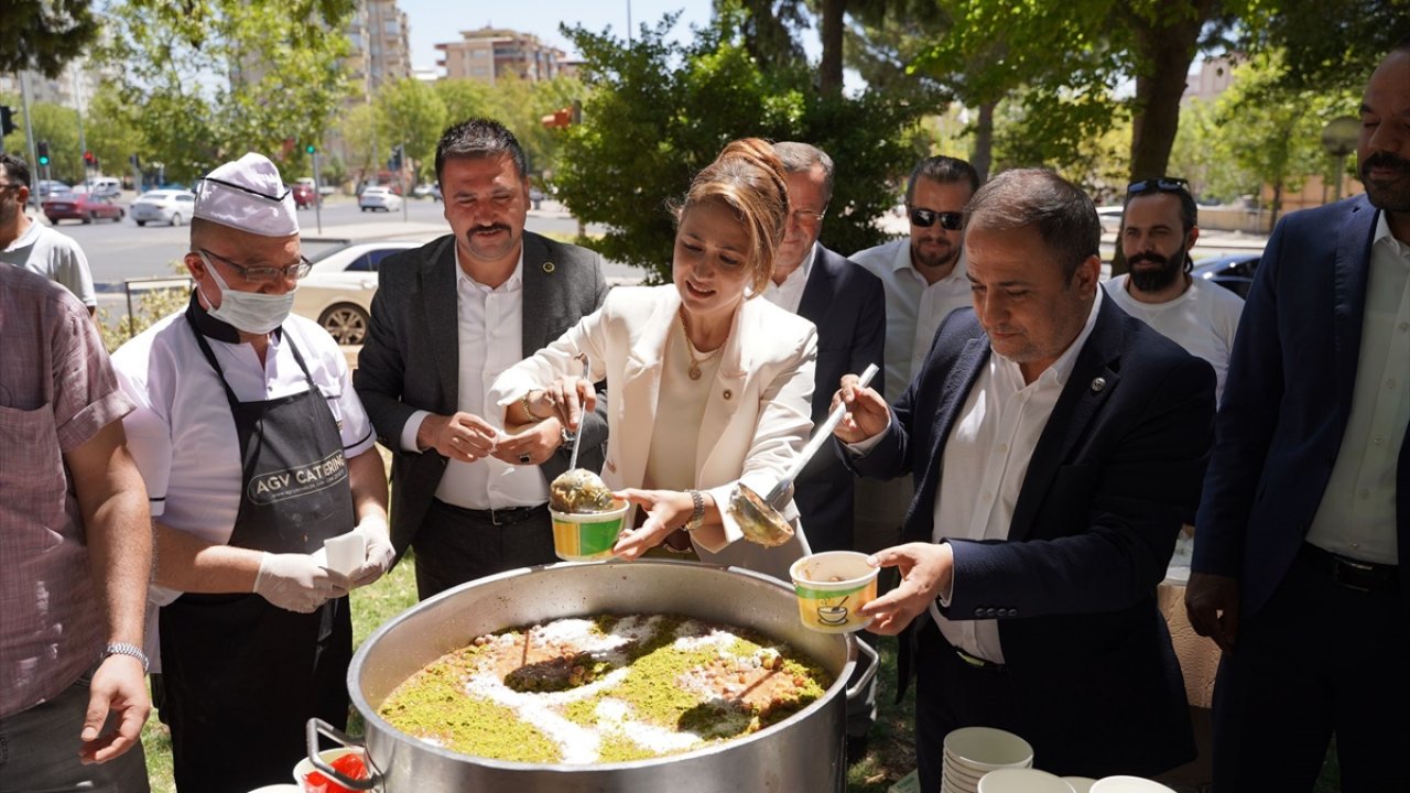 MHP’li Dora, Kahramanmaraş'ta aşure dağıttı!