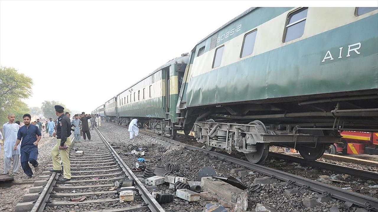 Yolcu treni raydan çıktı! 22 kişi hayatını kaybetti!