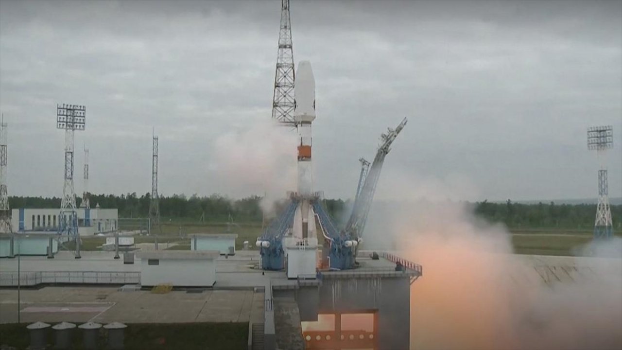 Rusya 47 yıl sonra Ay’a uzay aracı gönderdi