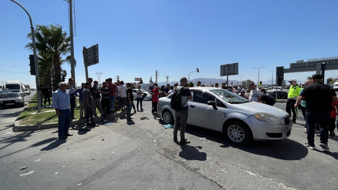 Kahramanmaraş'ta otomobiller çarpıştı, 5 kişi yaralandı!