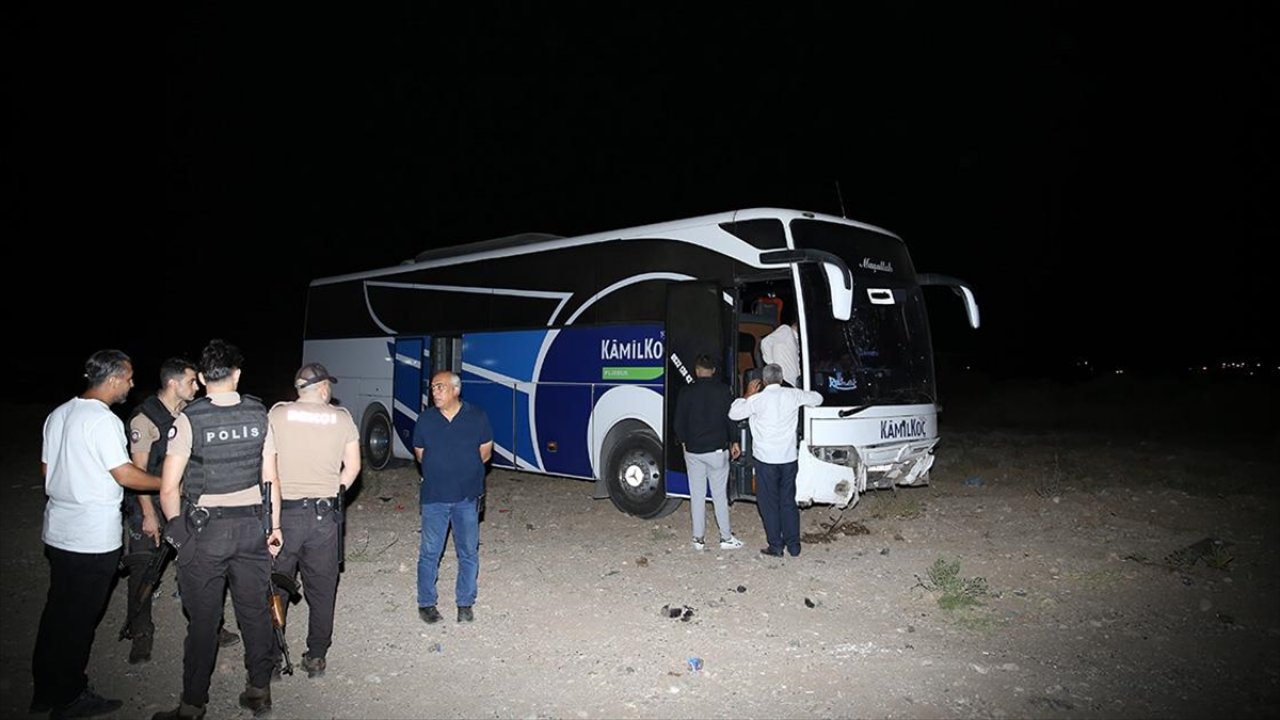 Yolcu otobüsü refüje çarptı, 18 kişi yaralandı!