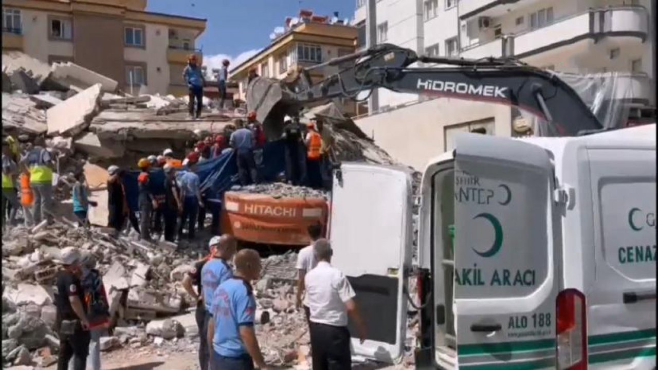 Ağır hasarlı bina operatörün üzerine çöktü!