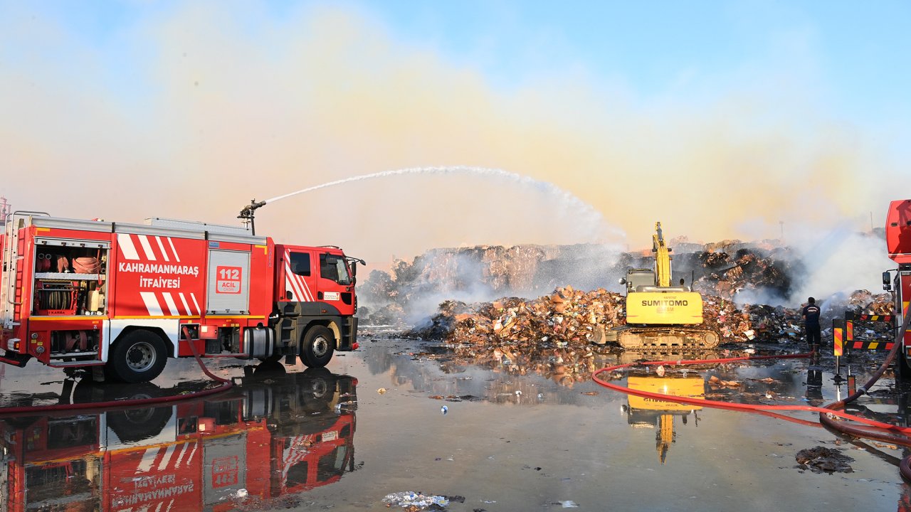 Kahramanmaraş’taki yangında tonlarca kağıt yandı!