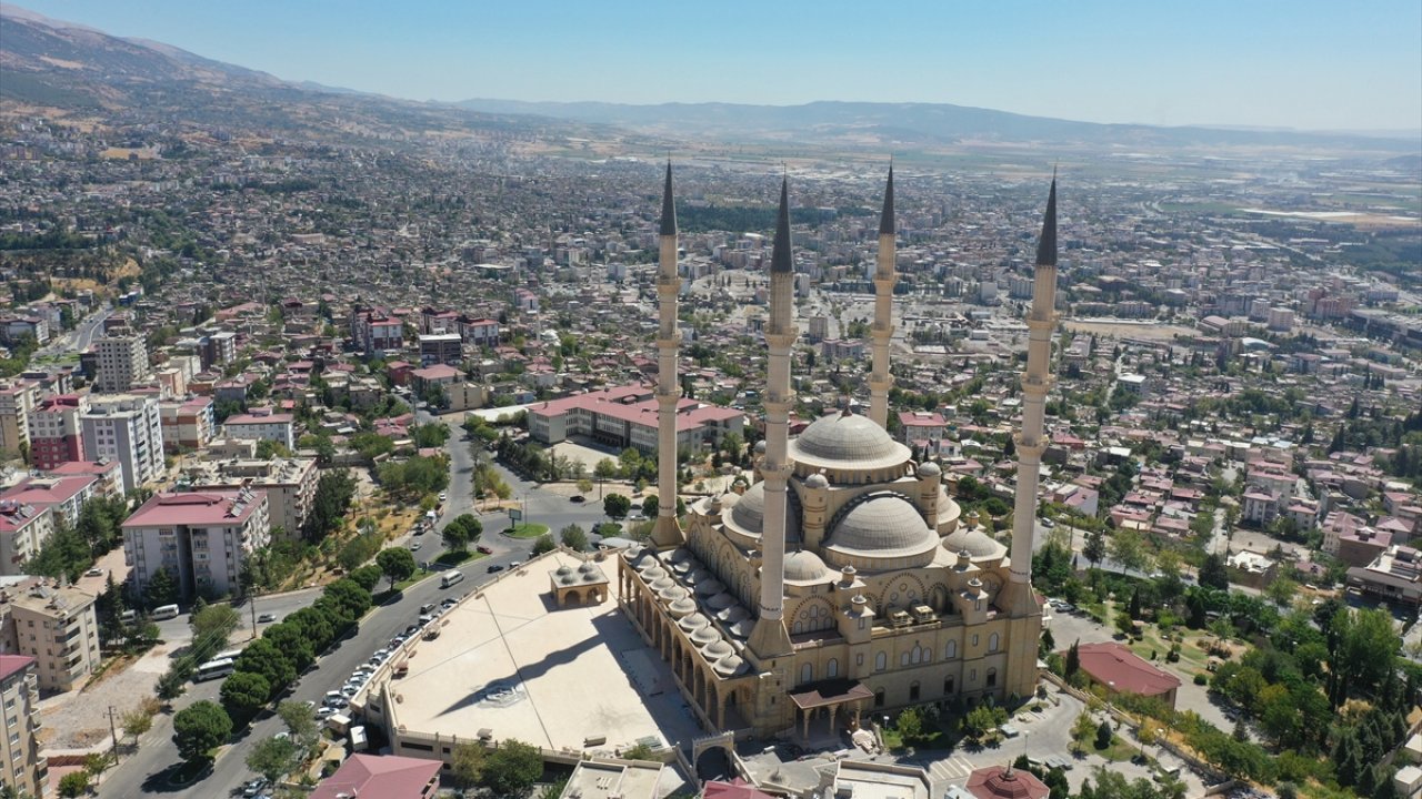 Depremde hasar alan Kahramanmaraş'ın Abdülhamit Han Cami yakında açılıyor!