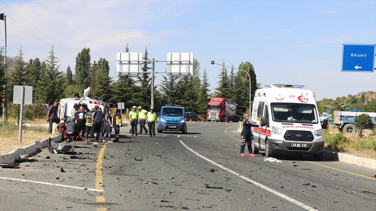 Yolcu otobüsü ile minibüsün çarpıştığı kazada 18 kişi yaralandı!