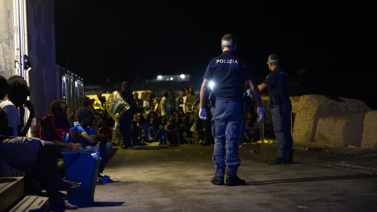 Mülteci akınına uğrayan adada acil durum ilan edildi