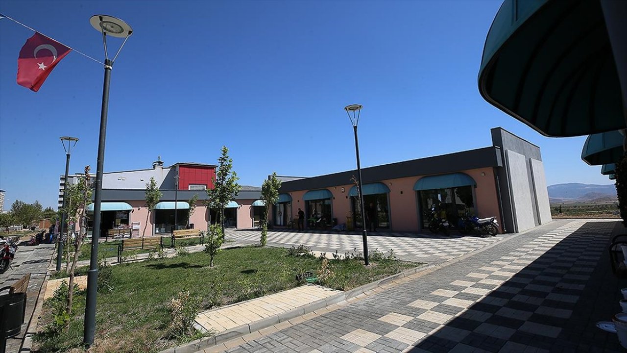 Depremzede esnaf yeni iş yerlerinde faaliyet gösteriyor!