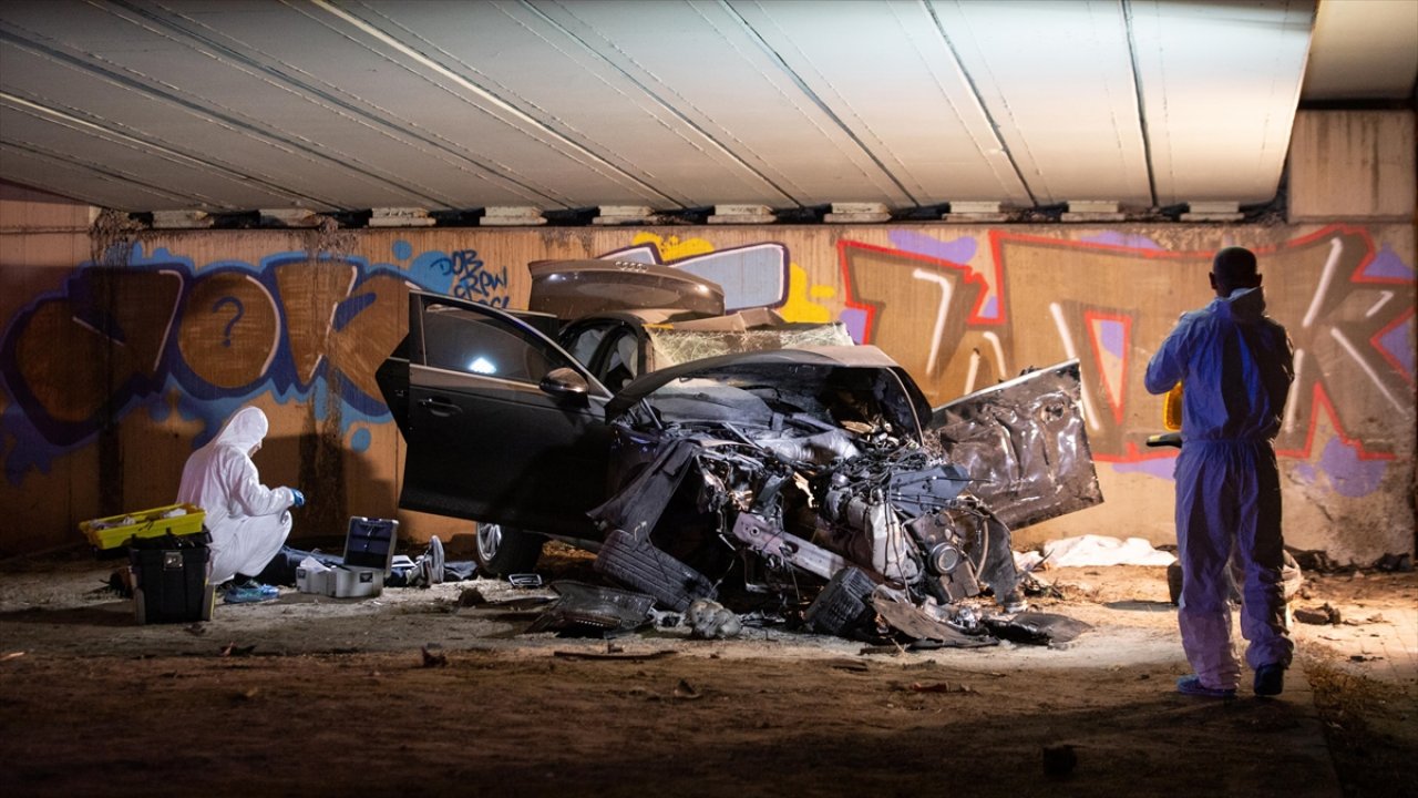 Köprü duvarına çarpan otomobildeki 4 kişi can verdi!