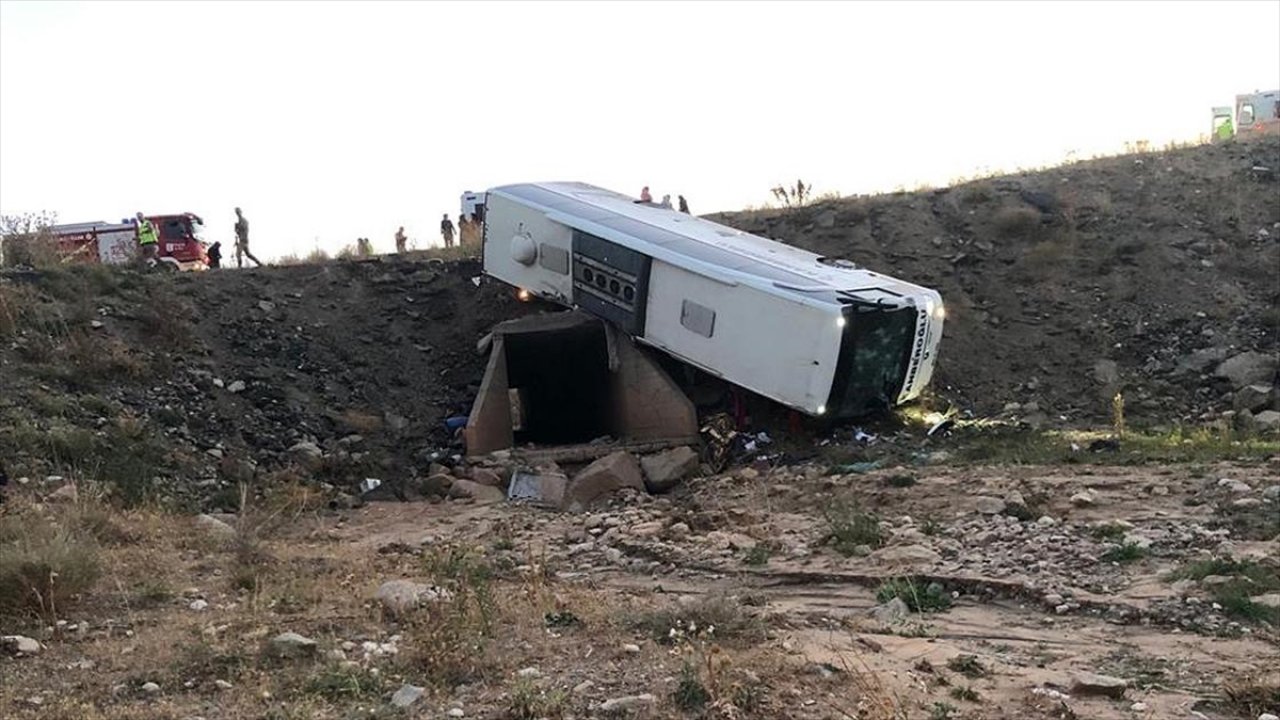 Yolcu otobüsü şarampole devrildi! 3 kişi hayatını kaybetti, 22 kişi yaralandı