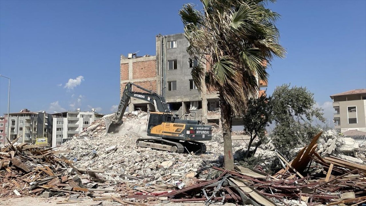 Hatay'da ağır hasarlı binaların kontrollü yıkımı devam ediyor