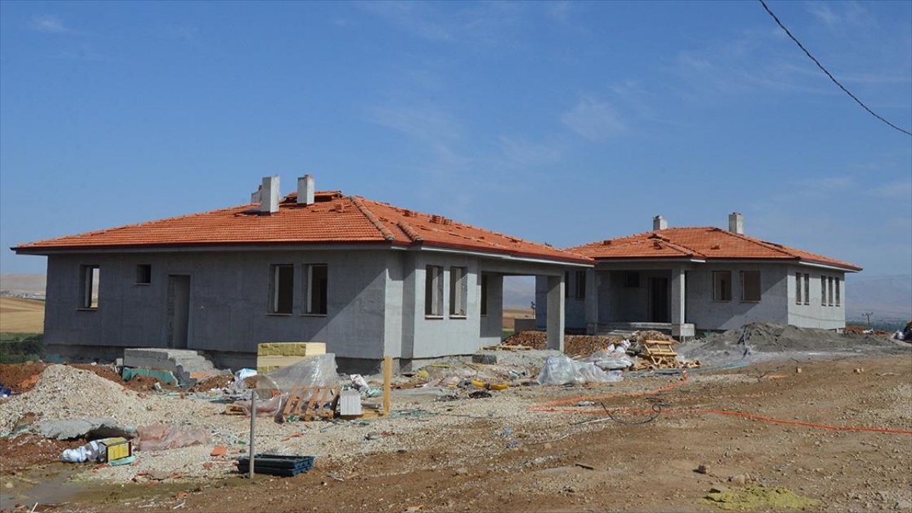 Kahramanmaraş Afşin'deki 328 köy evi kış gelmeden bitecek!