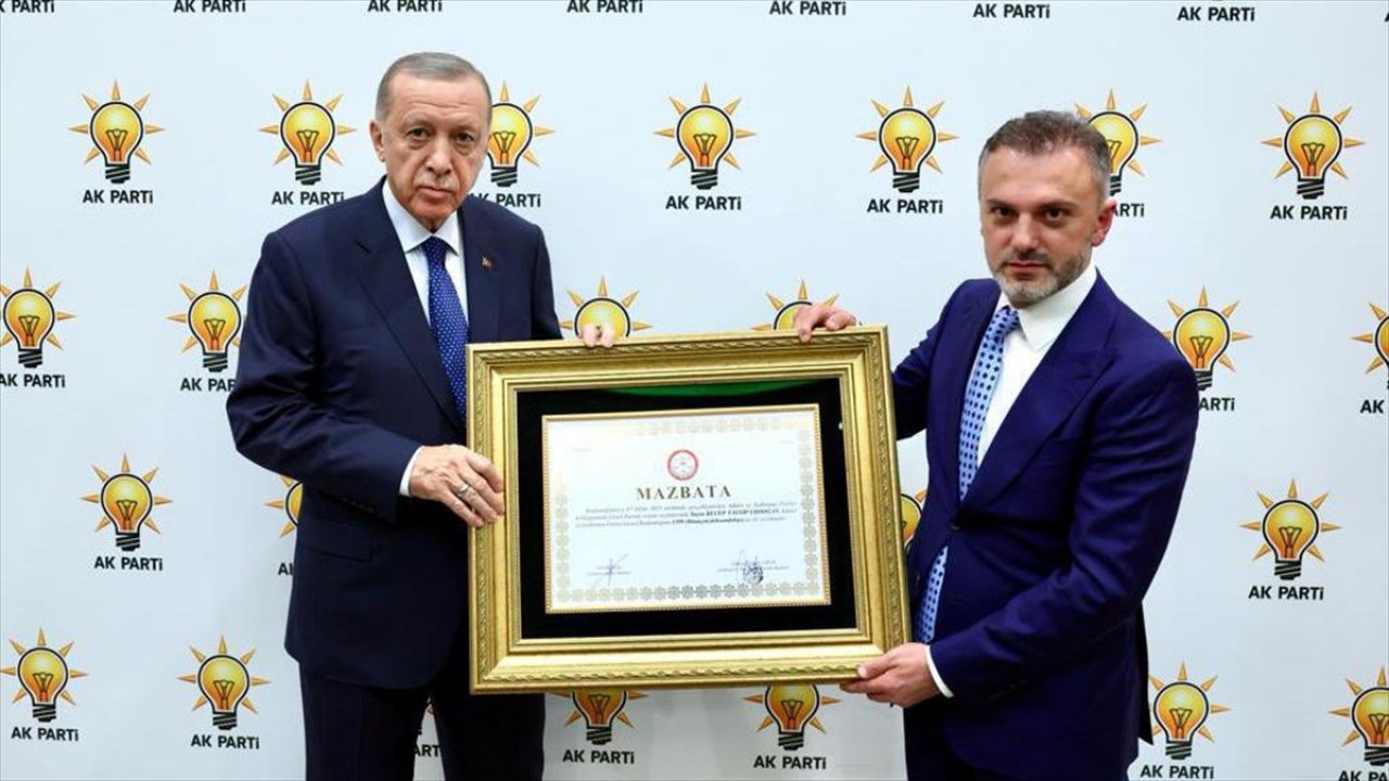 Cumhurbaşkanı Erdoğan'a mazbatasını aldı