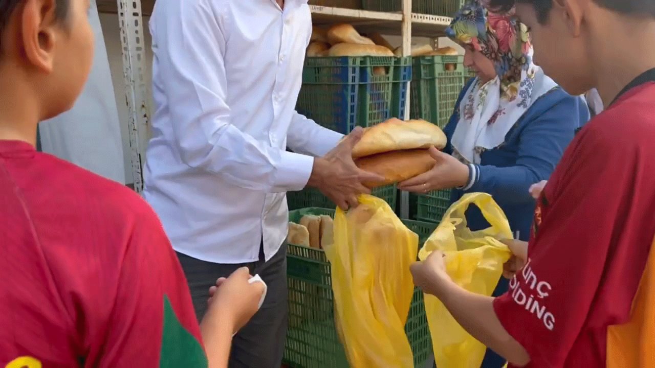 Kahramanmaraş’ta depremzedelere ücretsiz ekmek dağıtıyorlar!