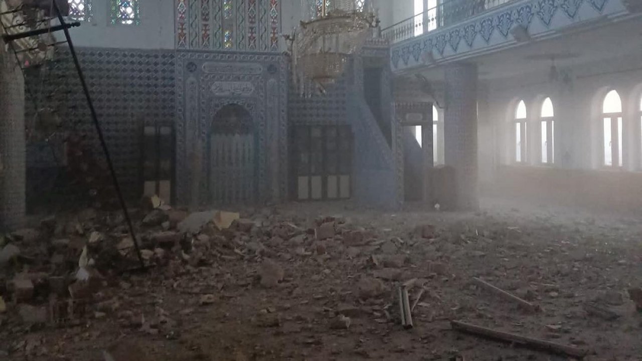 Kahramanmaraş’ta yıkım yapılan bina caminin üzerine devrildi!