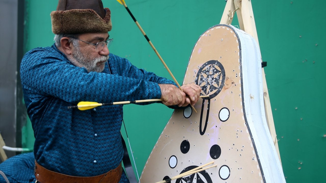 Emekli öğretmen Geleneksel Türk yayı üretiyor