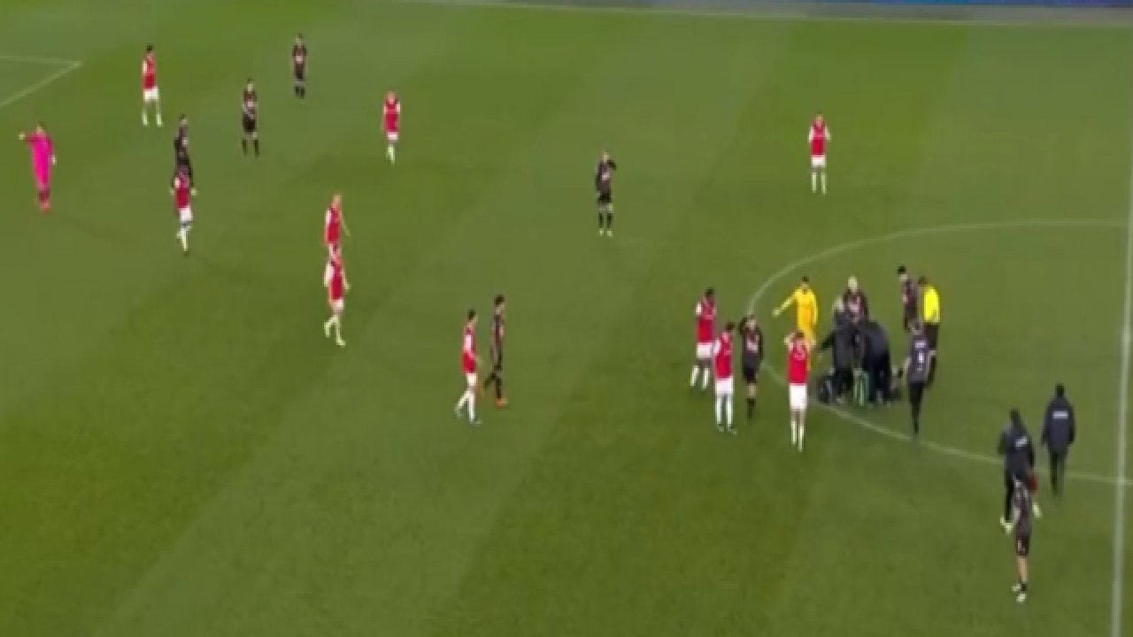 Maçın ortasında dünyaca ünlü golcünün kalbi durdu!