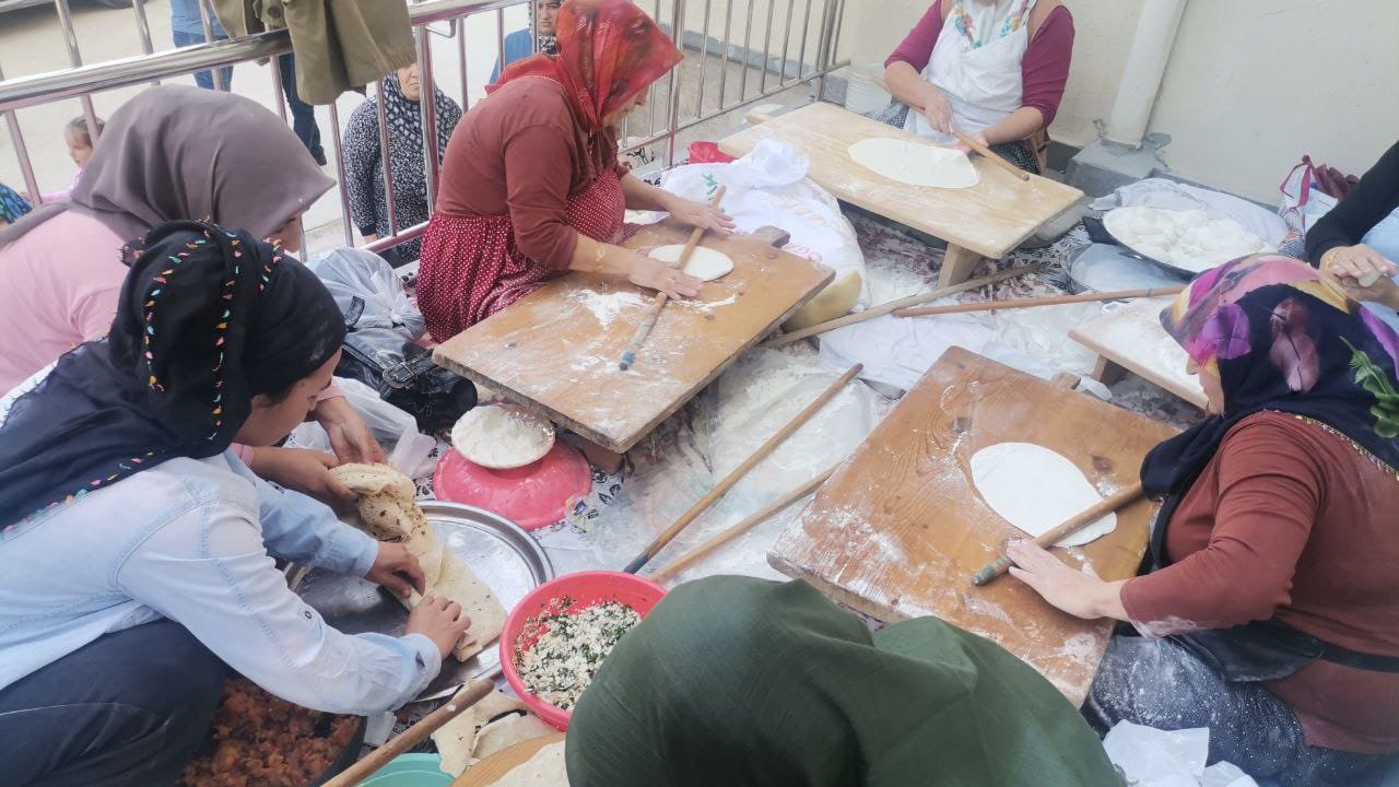 Kahramanmaraş’ta depremzedeler Gazze için ekmek açtı!