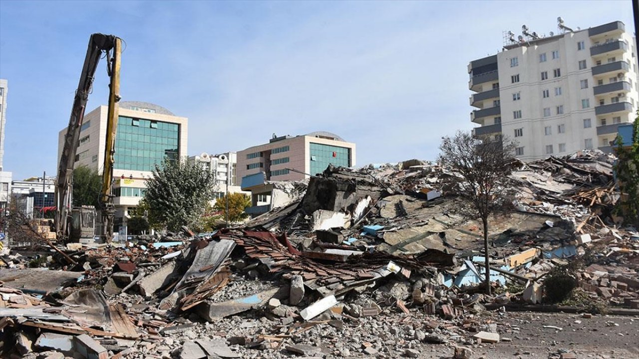 Gaziantep'te ağır hasarlı binaların yıkımı sürüyor