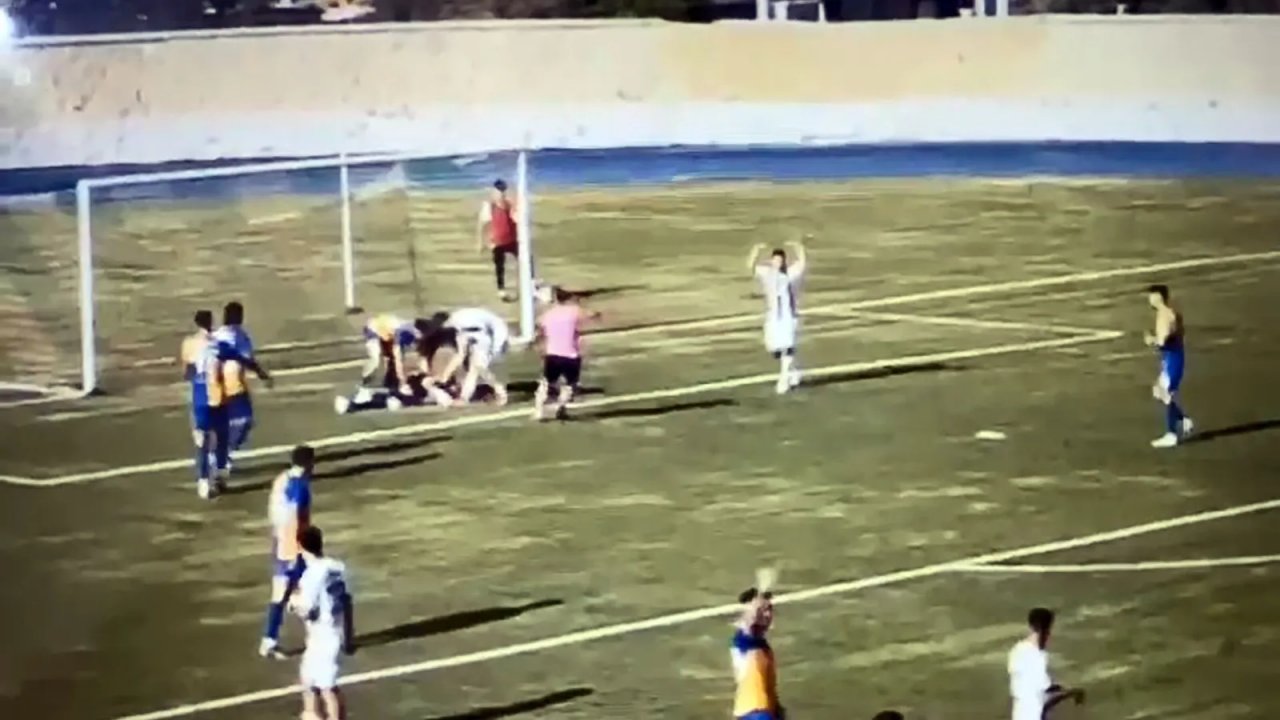 Dili boğazına kaçan kaleciye hakemden hayat kurtaran müdahale!