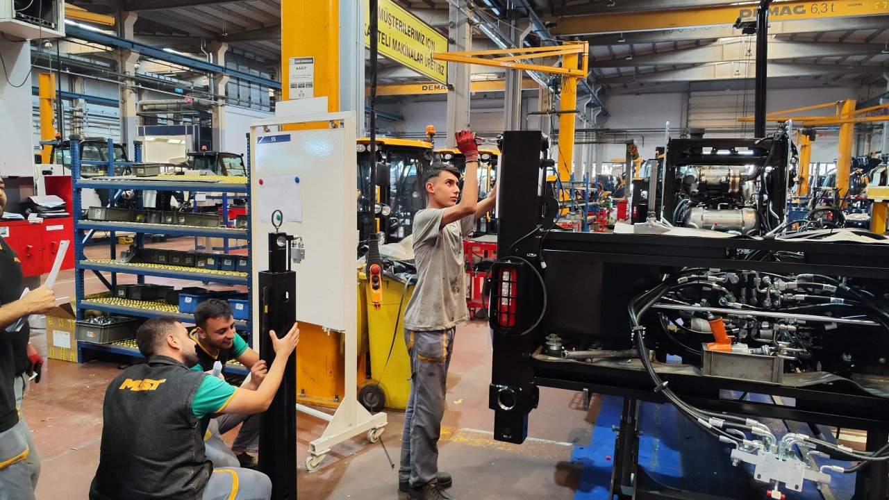 Gençler Meslek Hayallerine MST Makina’da Kavuşuyor