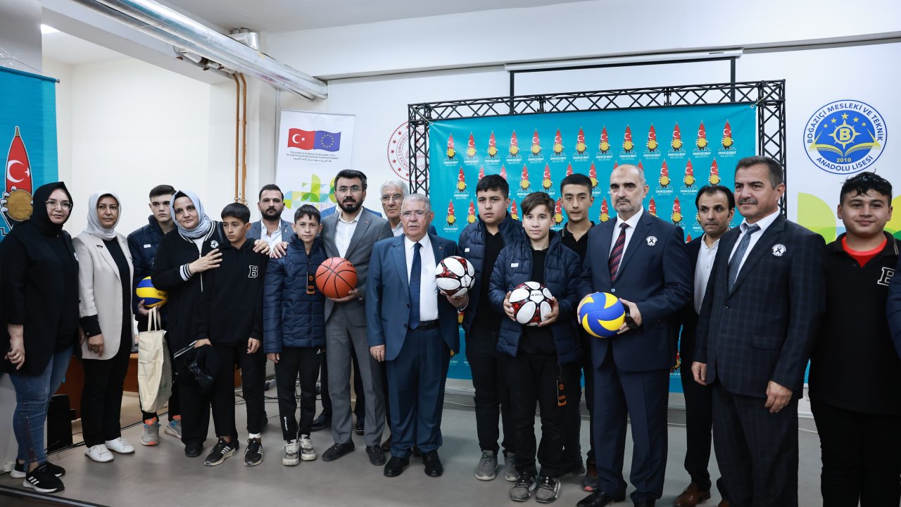 Kahramanmaraş’ta öğrencilere bot ve mont desteği!