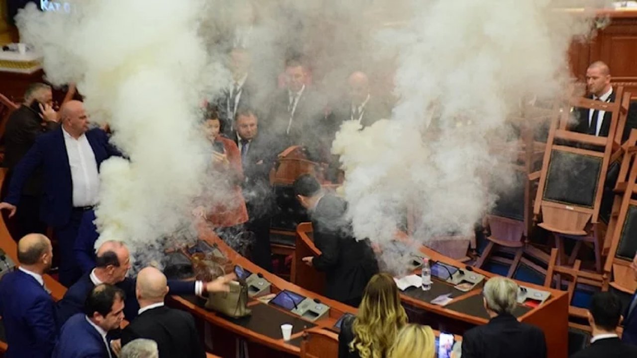 Vekiller Meclise sis bombası attı!