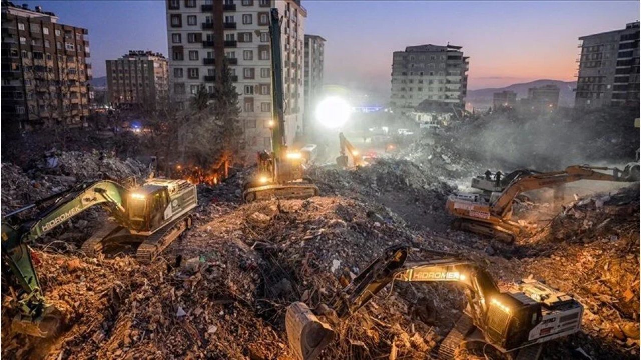 Uzmanlar Ebrar sitesiyle ilgili acı gerçeği açıkladı! 20 blokta aynı nedenden yıkılmış!