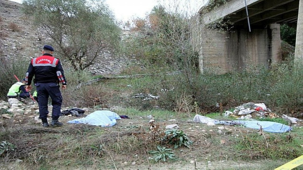 Köprüden düşen araç 3 kişiye mezar oldu!