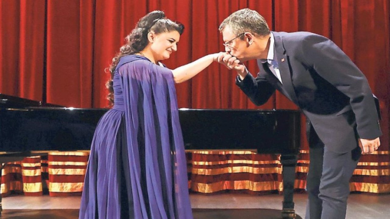 CHP Genel Başkanı Özel, Türkiye'yi işgalci gören kadının elini öptü!