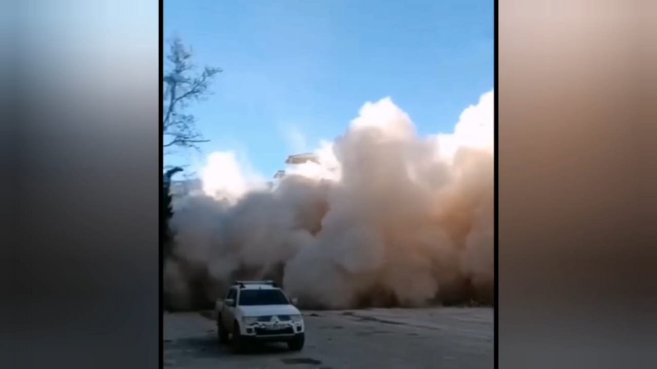 Kahramanmaraş’ta ağır hasarlı bina, iş makinesinin üzerine devrildi!