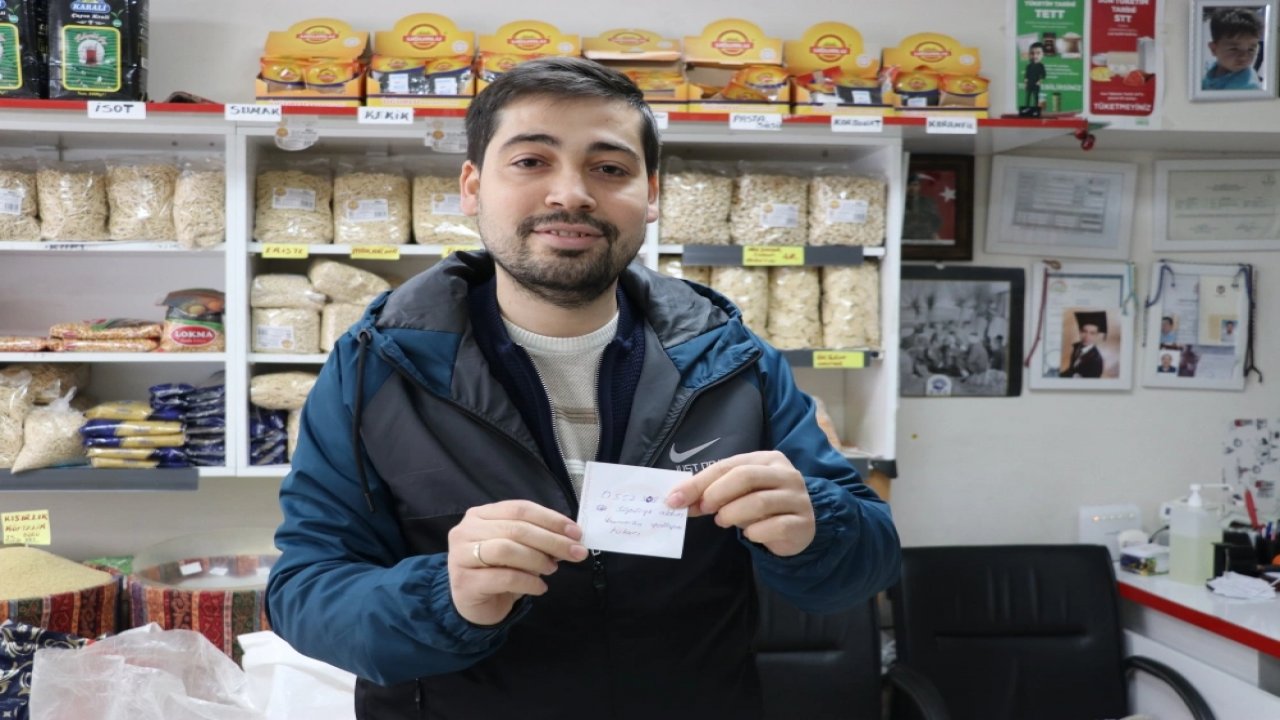 Dükkanın önündeki süpürgeyi çaldı! "İbana yollarım" notu bıraktı!