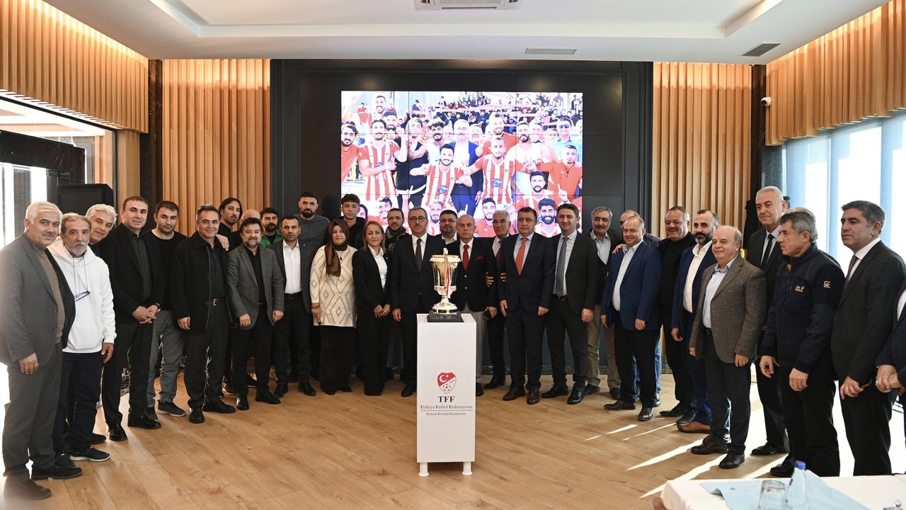 Kahramanmaraş İstiklal Spor Şampiyonluk Kupasını kaldırdı!