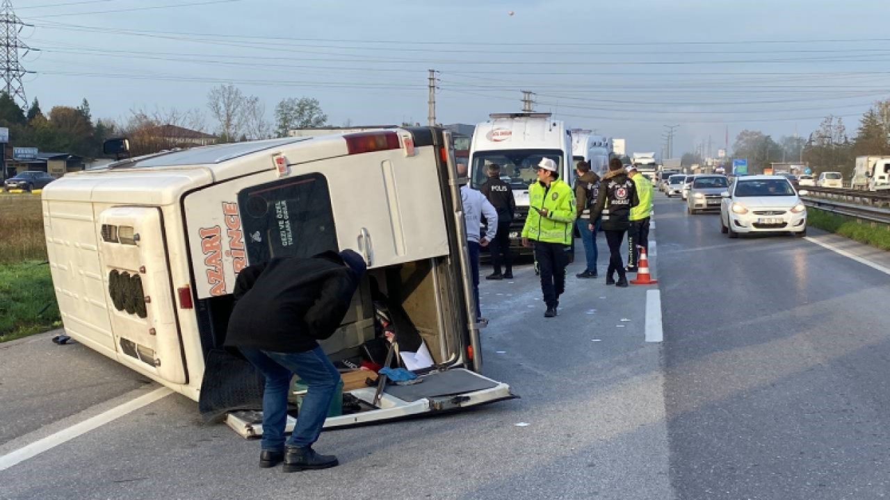 Otomobil ile yolcu minibüsü çarpıştı, 15 kişi yaralandı!