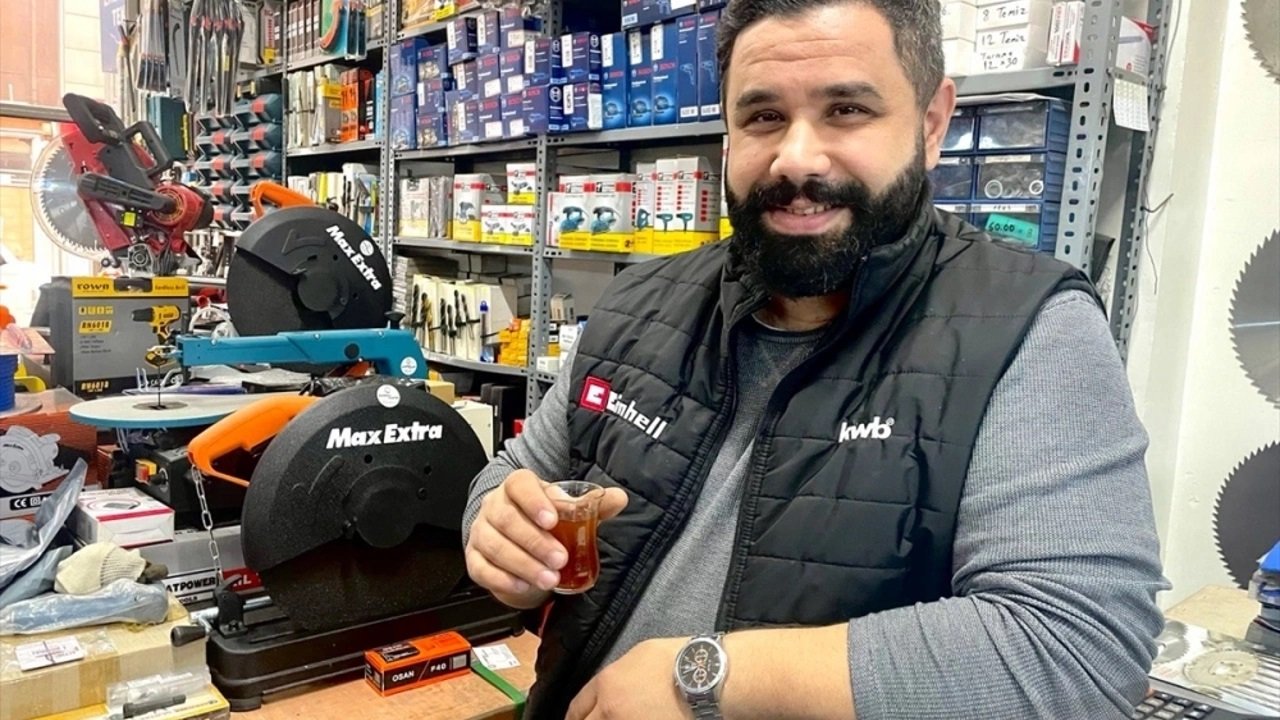 Depremde çayını bırakmayan adam olay oldu!