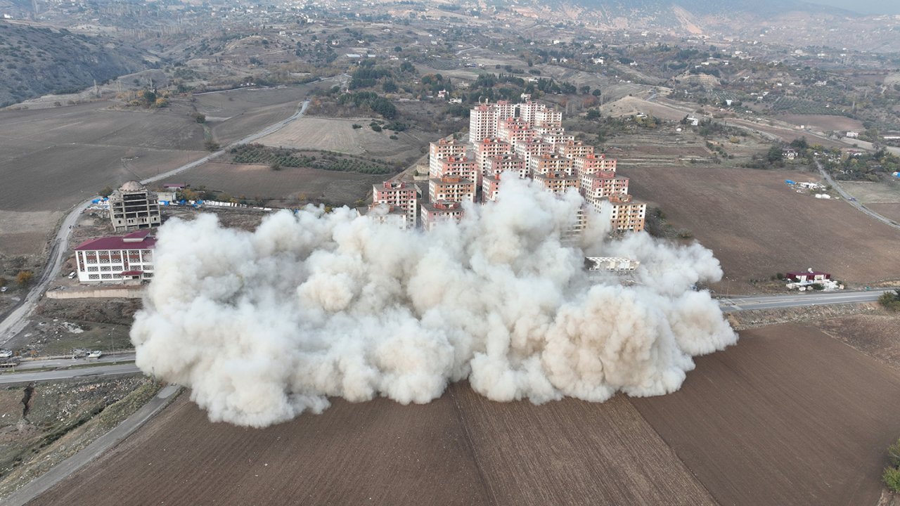 Kahramanmaraş’ta binalar saniyeler içinde yerle bir oldu!