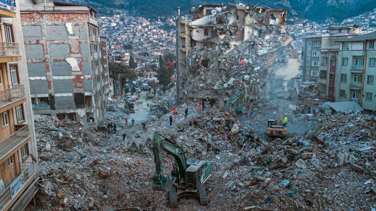 Depremde 81 kişiyi "özensiz işçilik" öldürmüş!