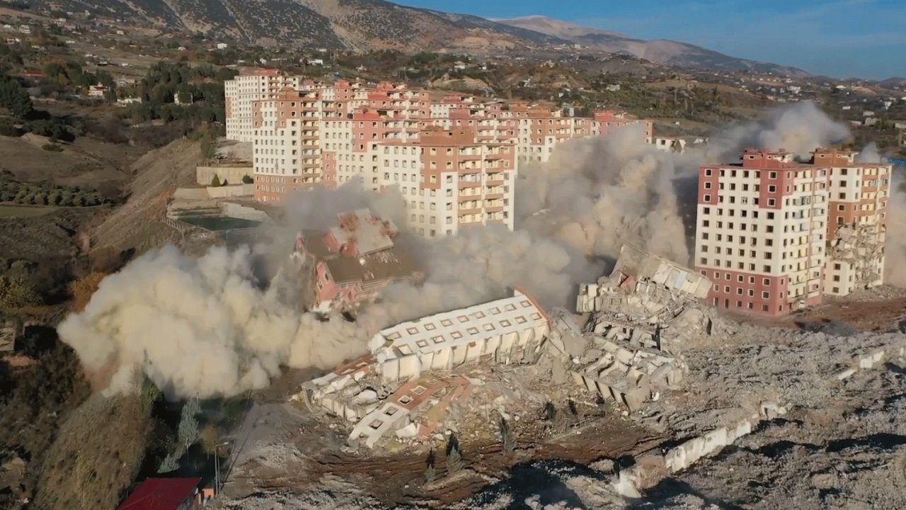Kahramanmaraş’ta yapımı yıllar almıştı! Yıkımı saniyeler sürdü!