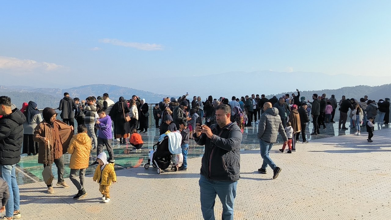 Kahramanmaraş’ta ‘İğne atsan yere düşmez’ dedirtecek anlar! Ali Kayası cam teras kuyruğu!